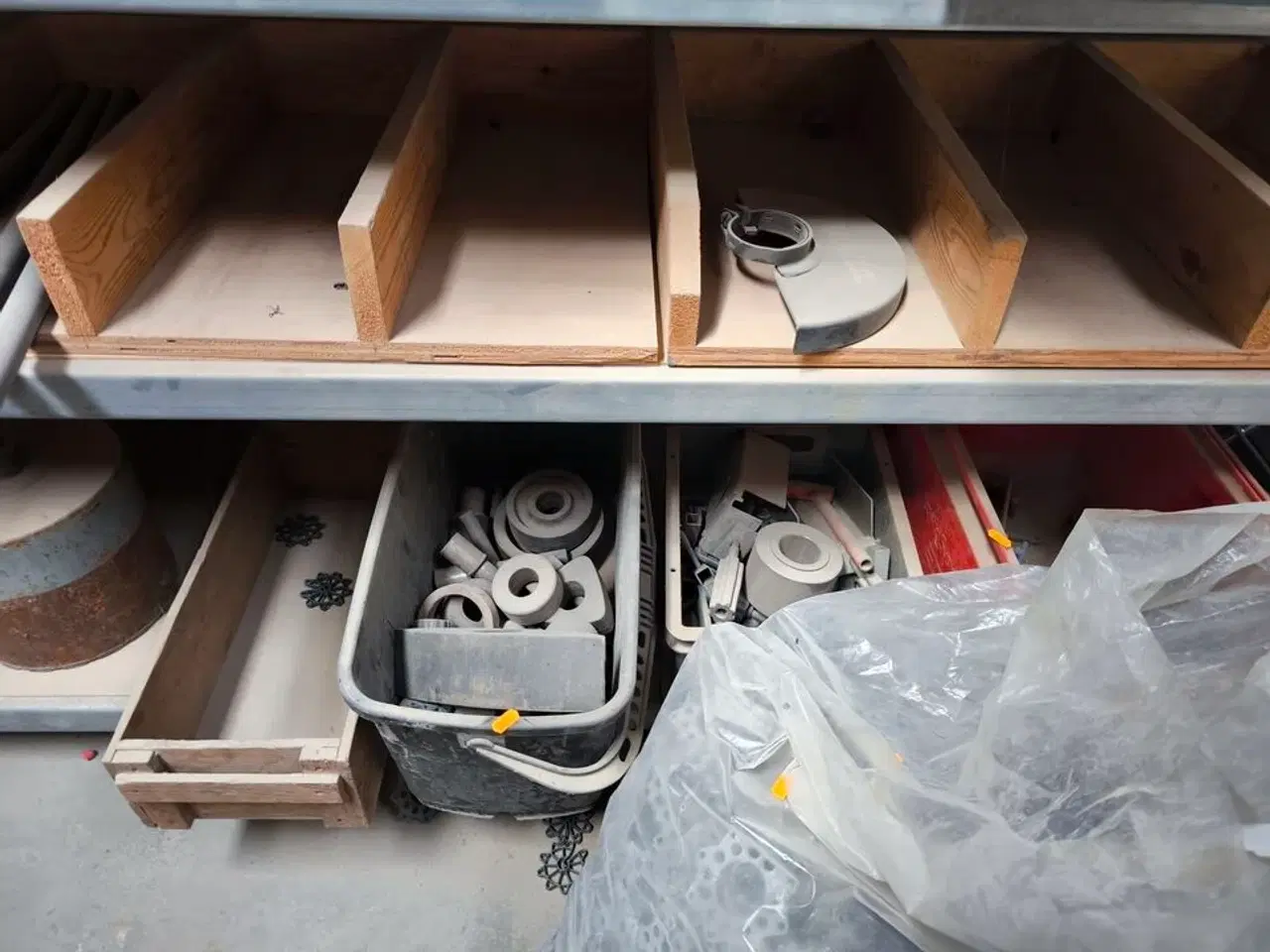 Billede 10 - Indhold på reoler