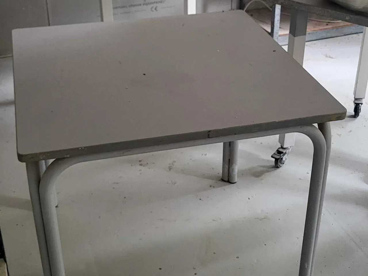 Billede 1 - Gratis hylder og borde. Kun idag!