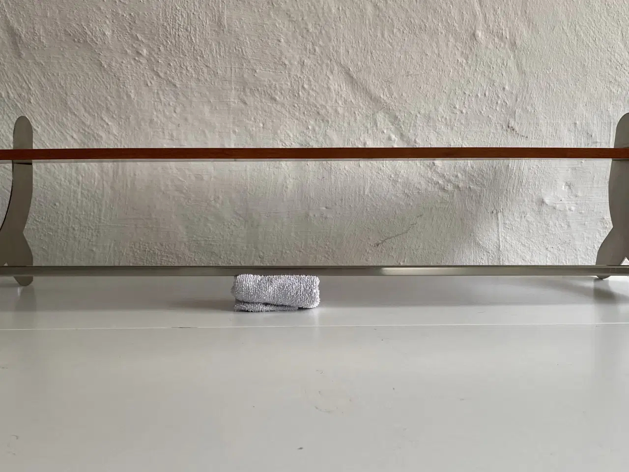 Billede 8 - Væg hylde med håndklædestang