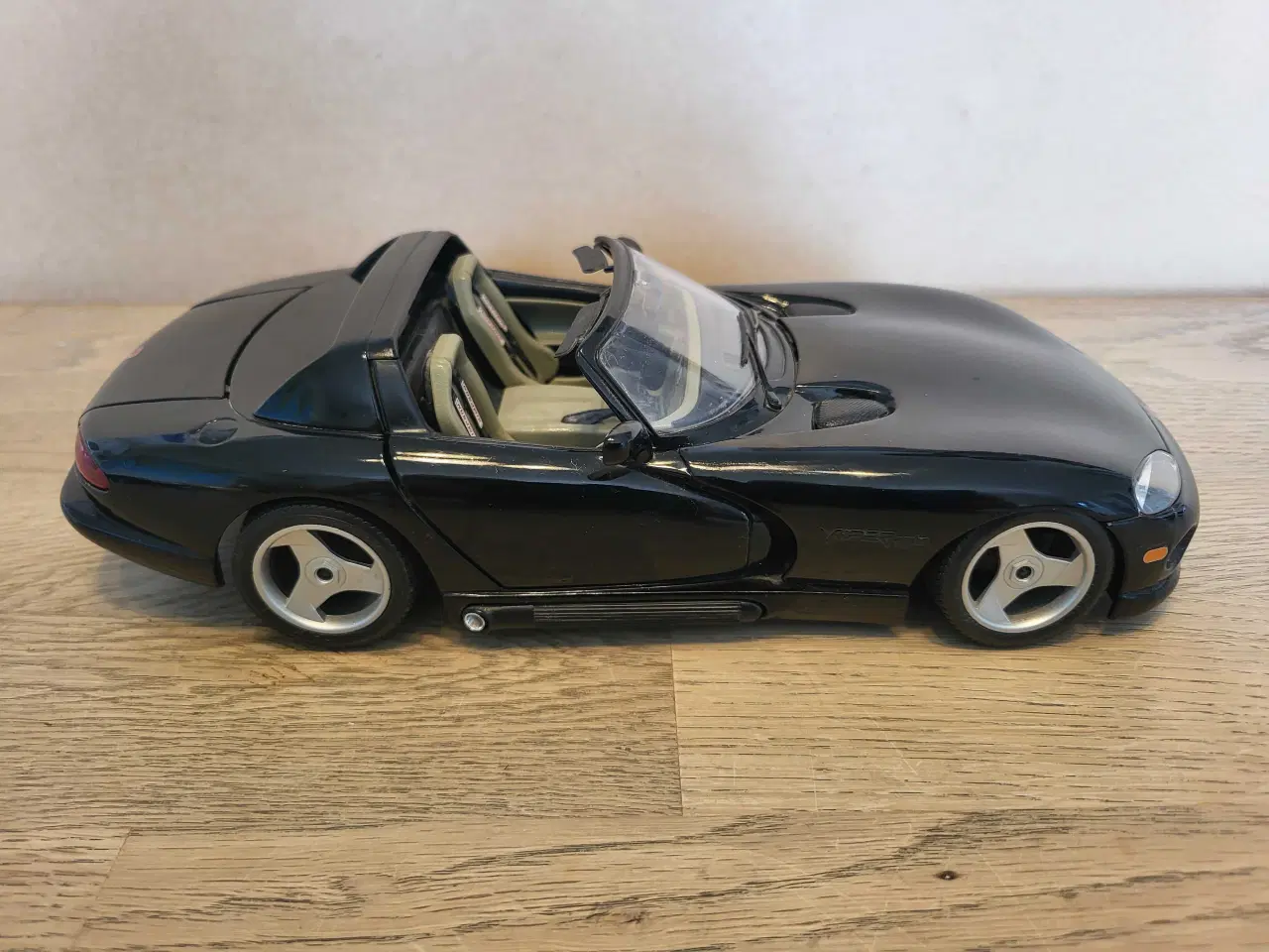 Billede 2 - Modelbil: VIPER RT/10 DODGE 1992.  Skala 1/18.