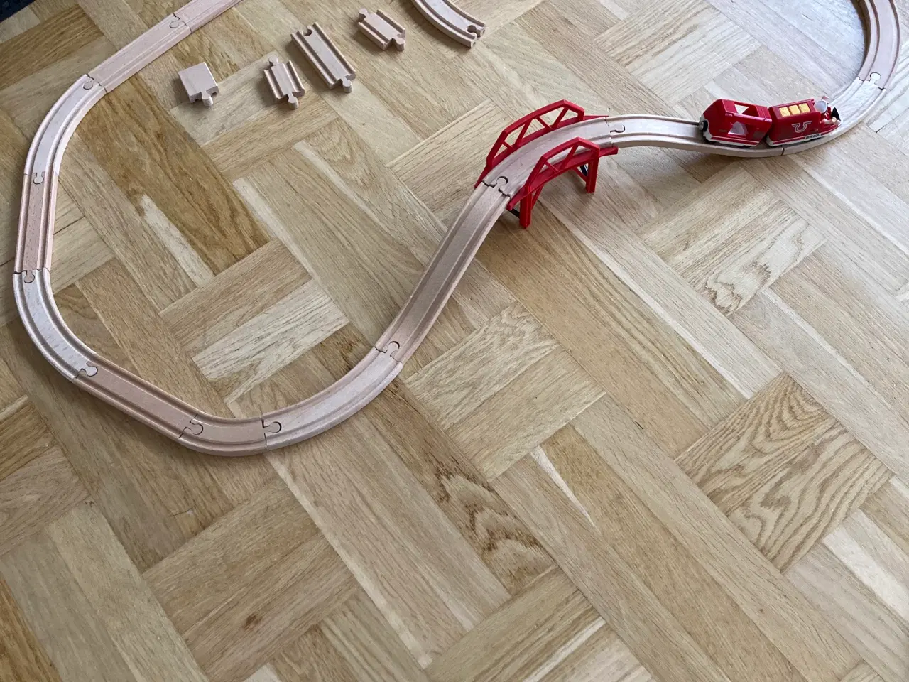 Billede 4 - BRIO togbane med bro og batteridrevet tog 