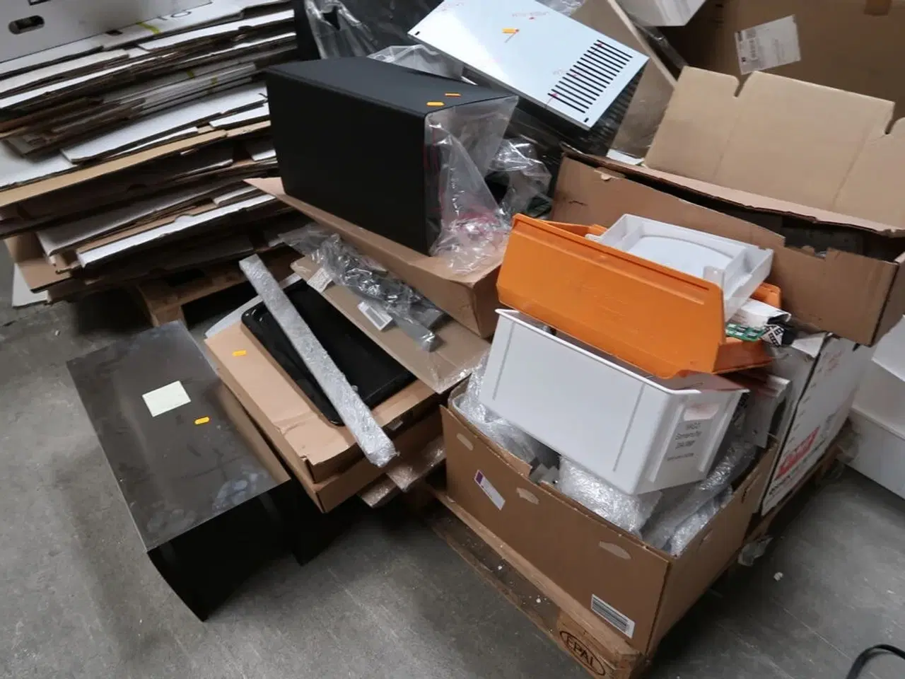 Billede 2 - Palle med div. Tilbehør til emhætte m.m.