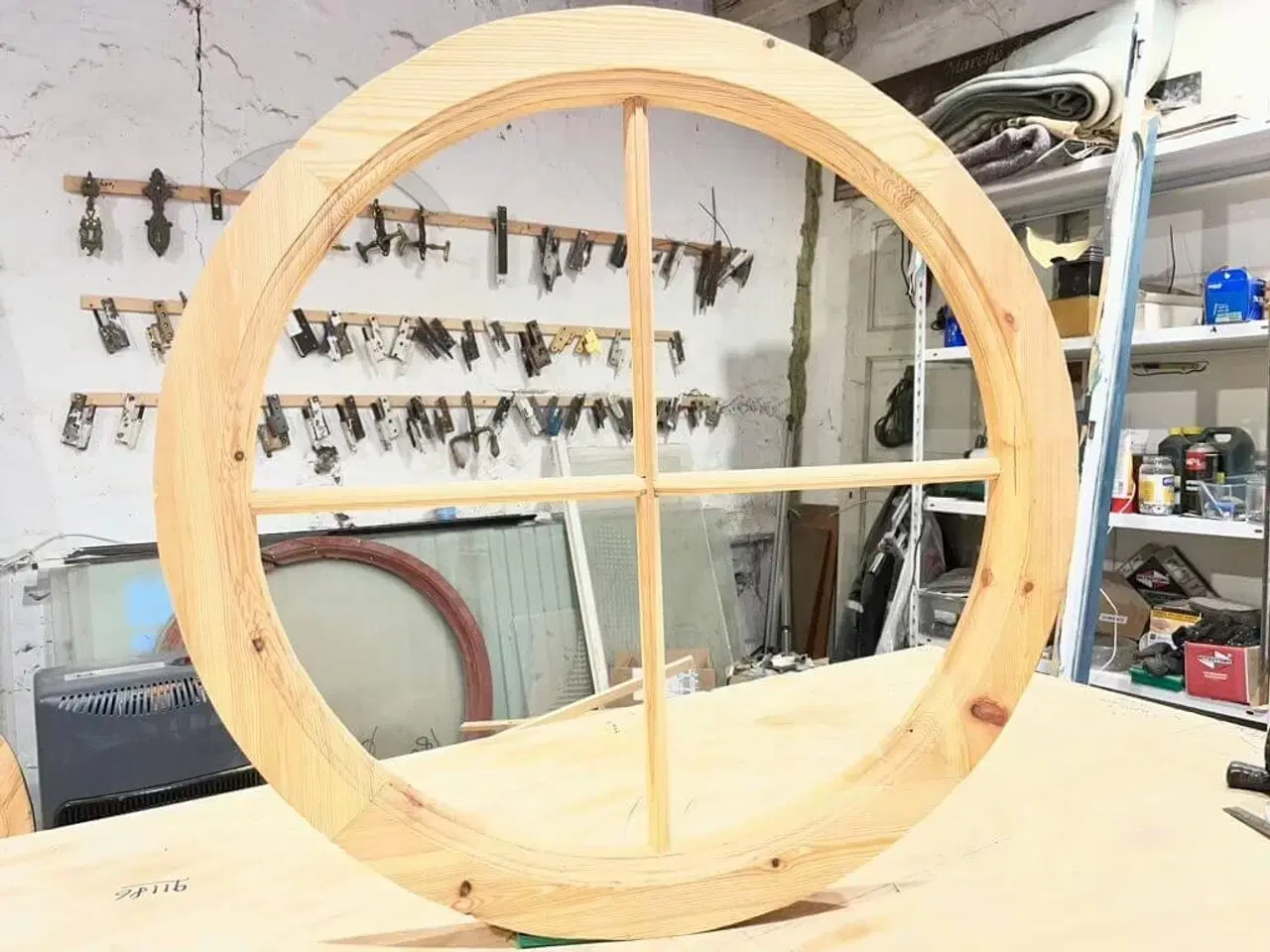 Billede 3 - Rundt, småsprosset vindue m. fire rudefelter (nylavet)