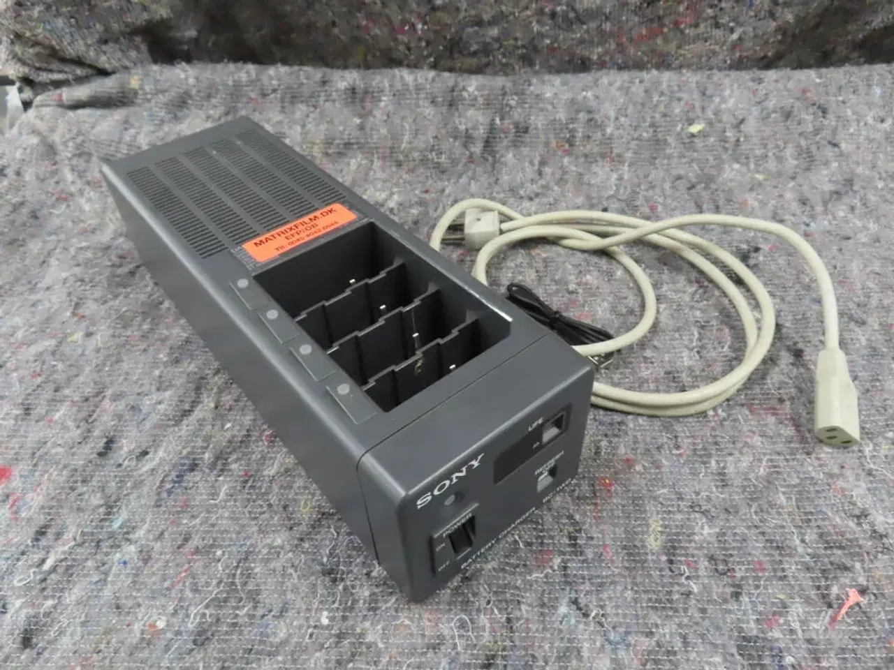 Billede 1 - Oplader til 4 batterier - SONY BC-1WDCE (MOMSFRI)