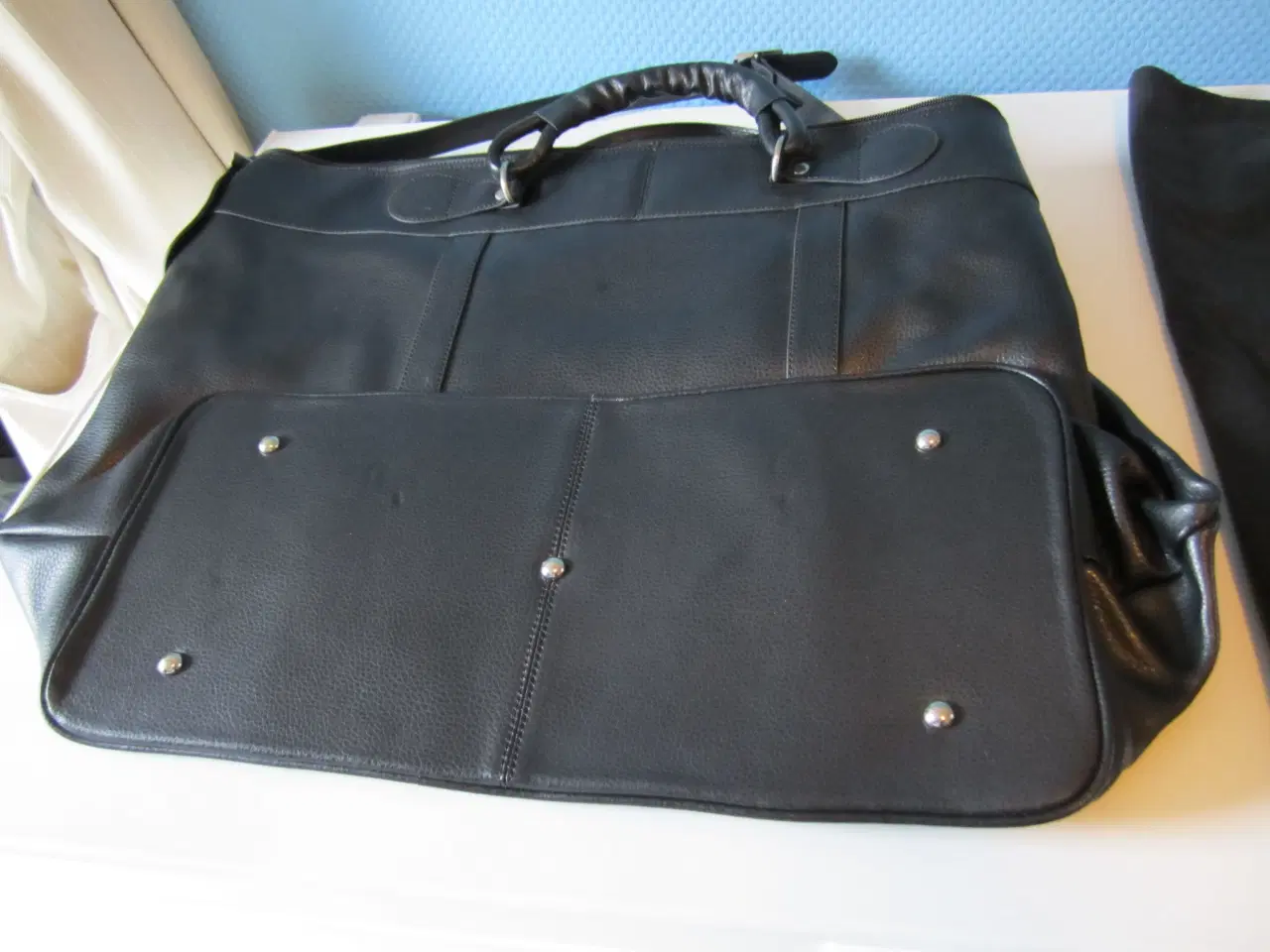 Billede 3 - Bon Gout sort læder rejsetaske med skuld