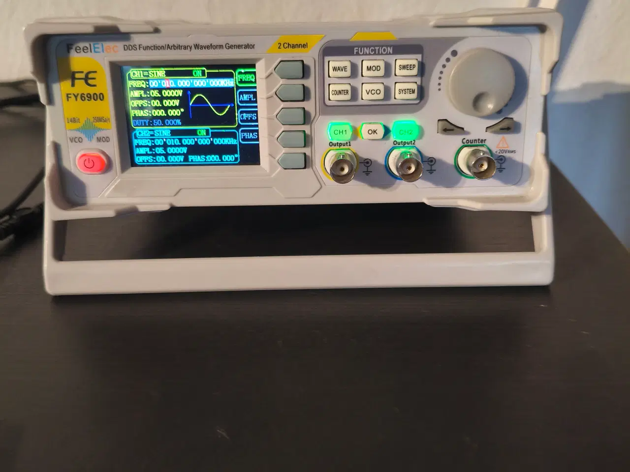 Billede 1 -  FY6900 Digital Signal Generator 60MHz LCD 2Kanale