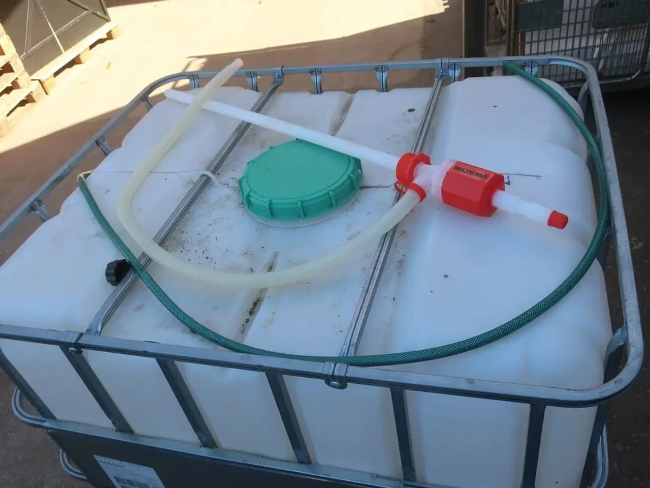 Billede 3 - 1000 L beholder med indhold