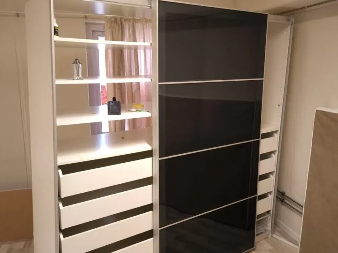 Billede 1 - Klædeskab (se beskrivelse)