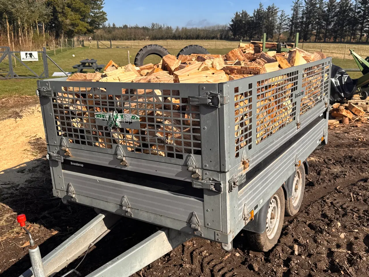 Billede 1 - Tørt brænde lige til brændeovnen