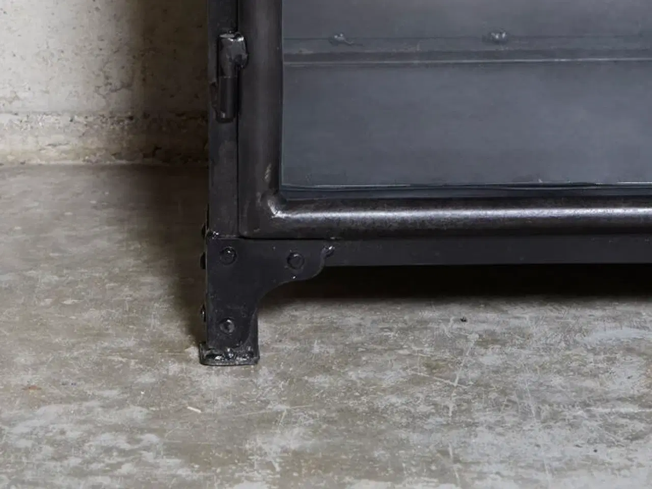 Billede 3 - Nyt DOOM Industriel skaænk i jern og glas