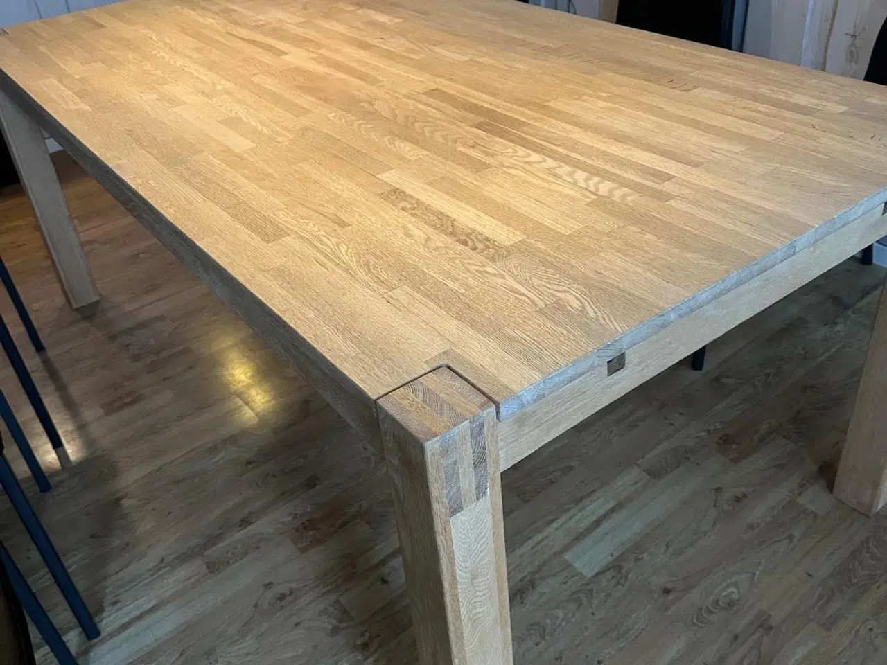 Billede 2 - Flot sæbebehandlet egetræsbord