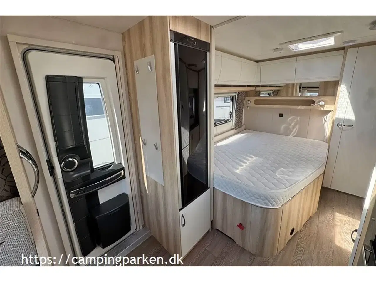 Billede 8 - 2024 - Hobby De Luxe 495 WFB   Næsten ny med meget udstyr, mover og tagmonteret markise. Ny pris over kr. 330.000