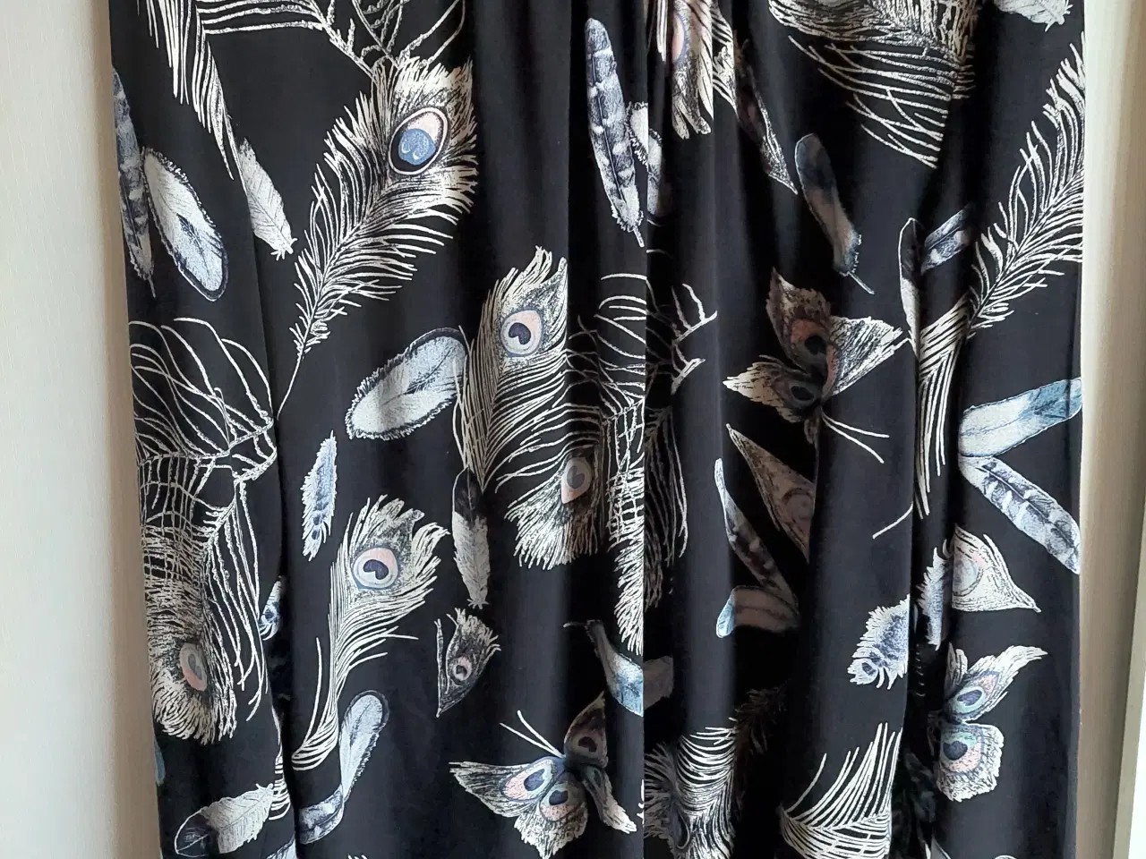 Billede 2 - Pæn Skjorte Bluse Sort m Sommerfugle på