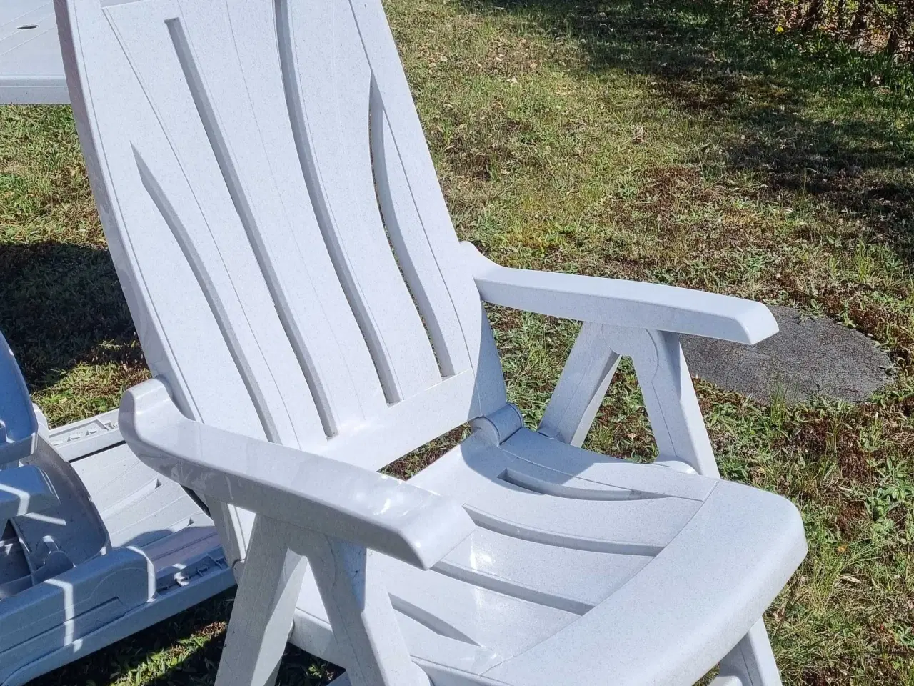 Billede 2 - Havebord med 5 stole,  hård plast 