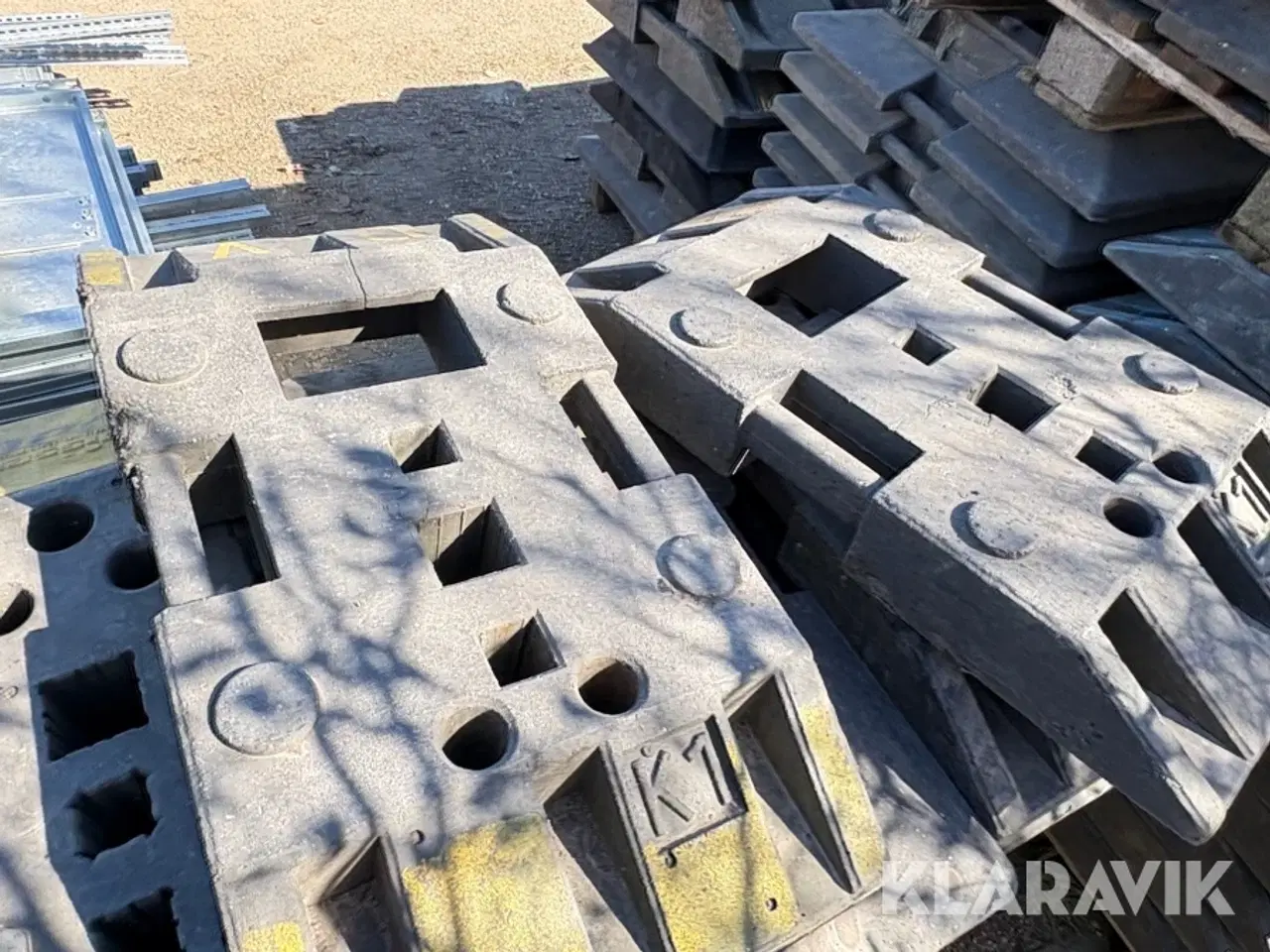 Billede 10 - Skiltefødder Nissen K1 og Klemfix 120 styk assorteret