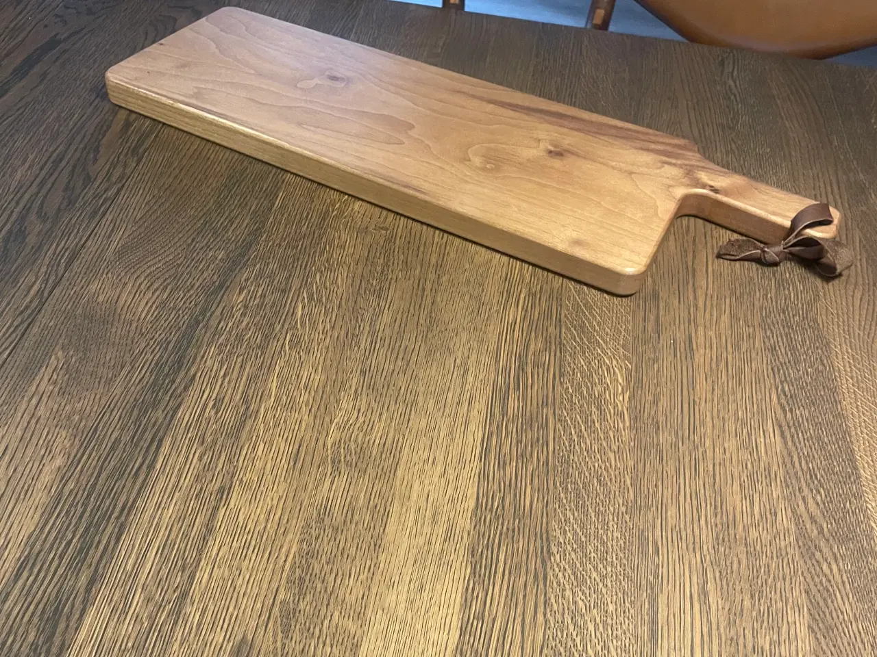 Billede 1 - Flot eksklusiv håndlavet serveringsbræt i valnød.