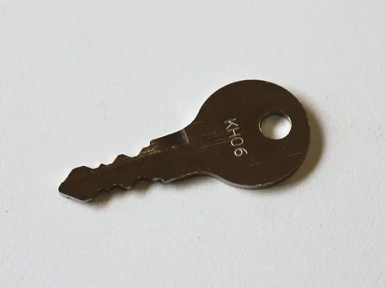 Billede 1 - BUZZ KEY NR KH010 NØGLE VED TRÆKLÅS