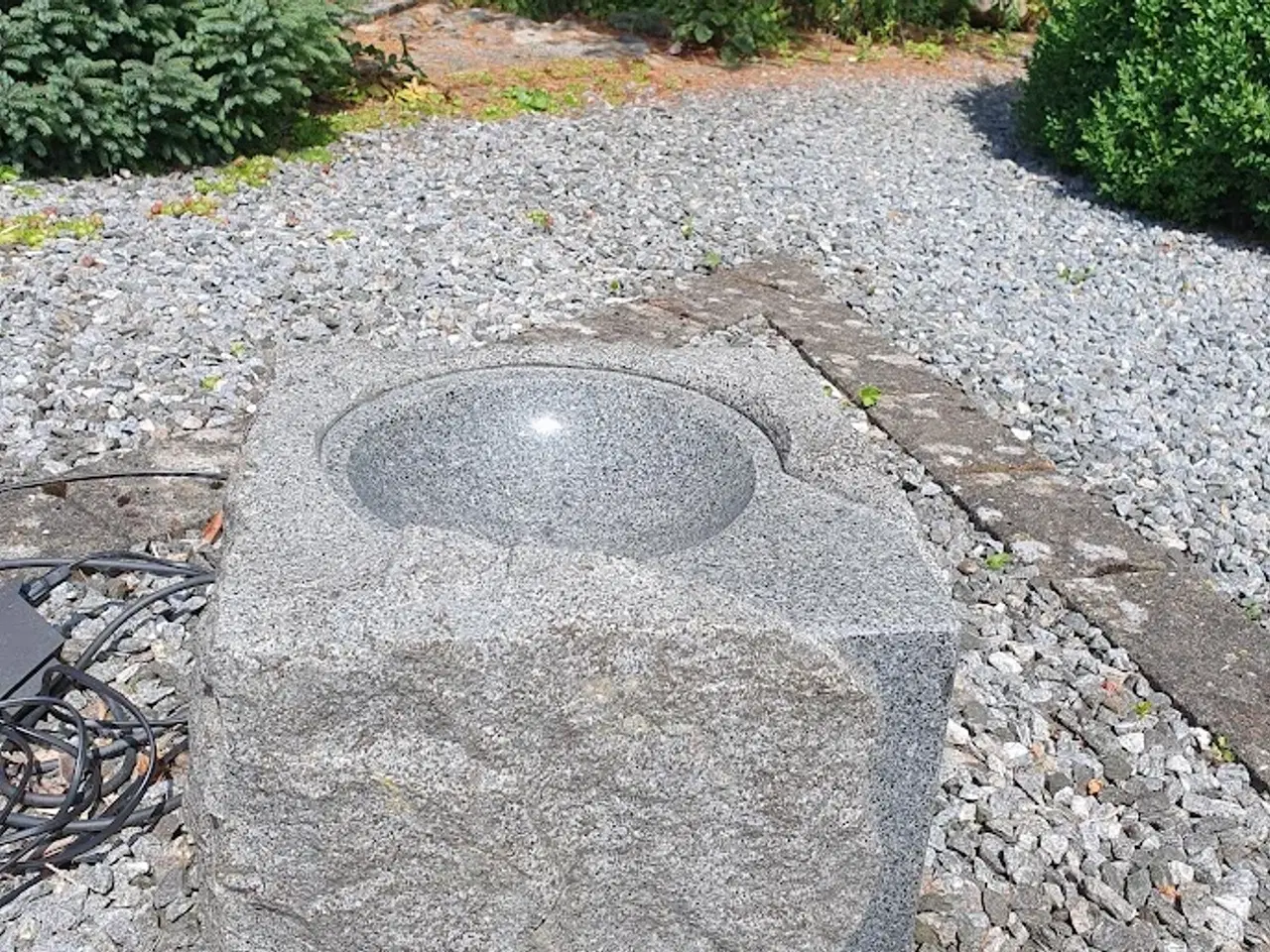 Billede 1 - Vandsten, grå granit
