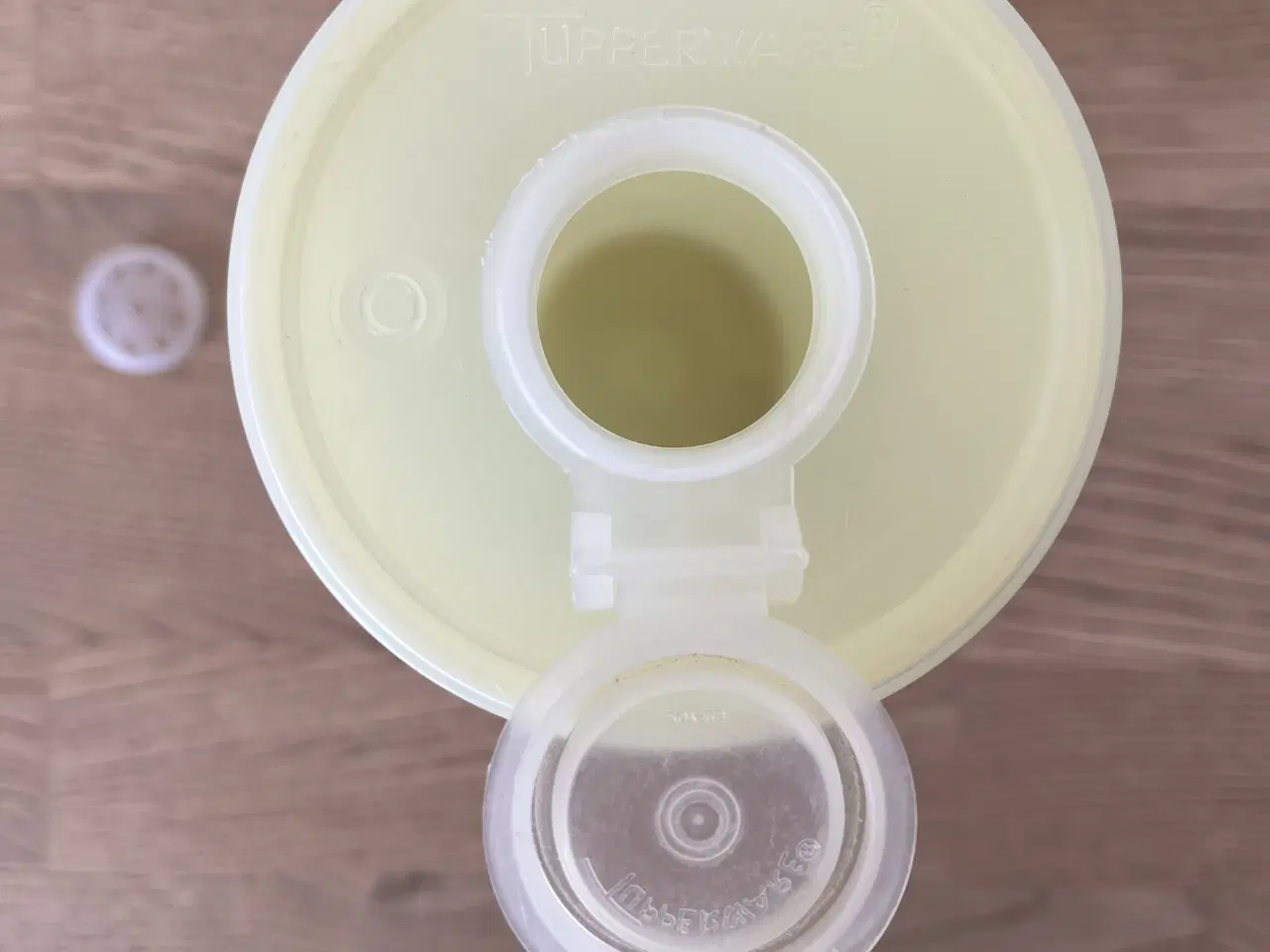 Billede 4 - Gul TUPPERWARE bøtte med låg og strø-indsats