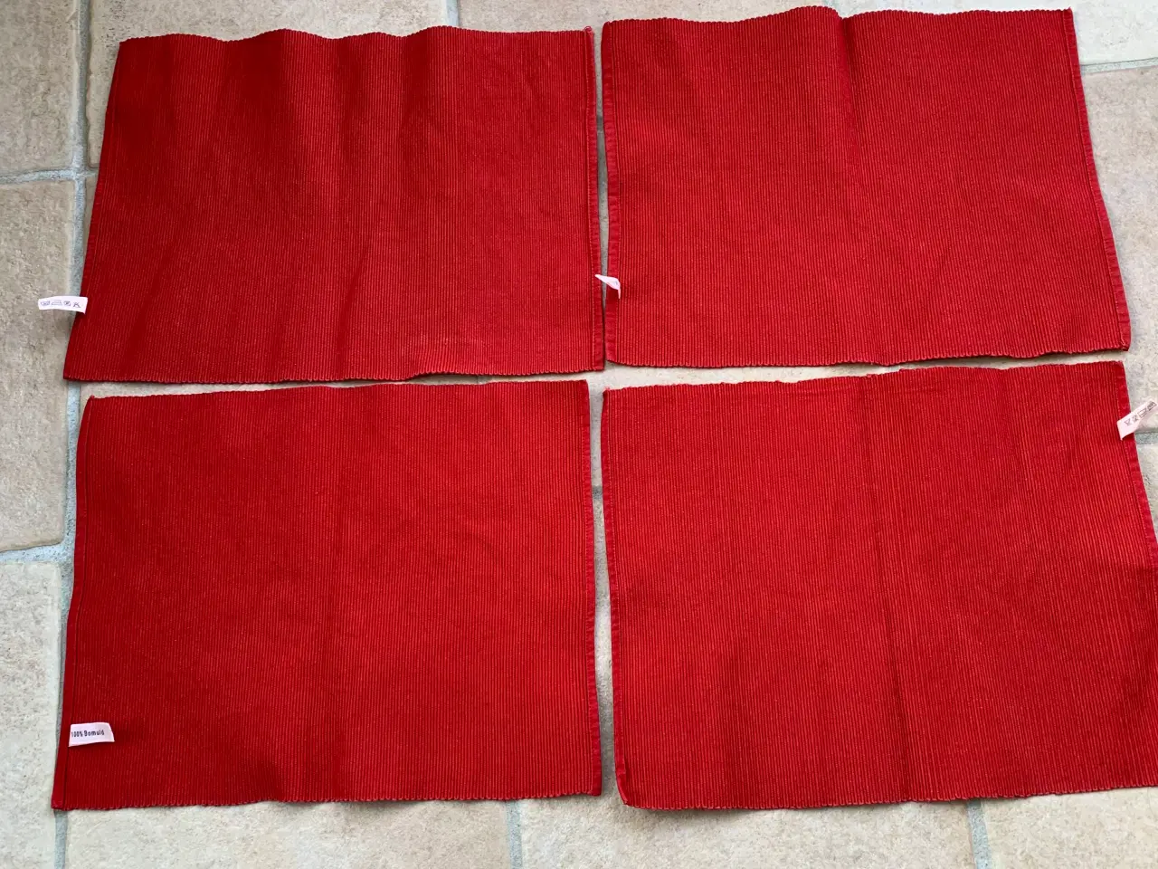 Billede 4 - 4 stk dækkeservietter i rød farve. 