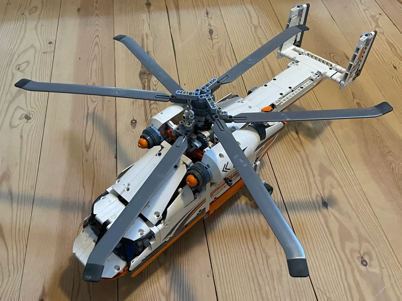Billede 2 - TECHNIC 42052: Heavy Lift Helikopter