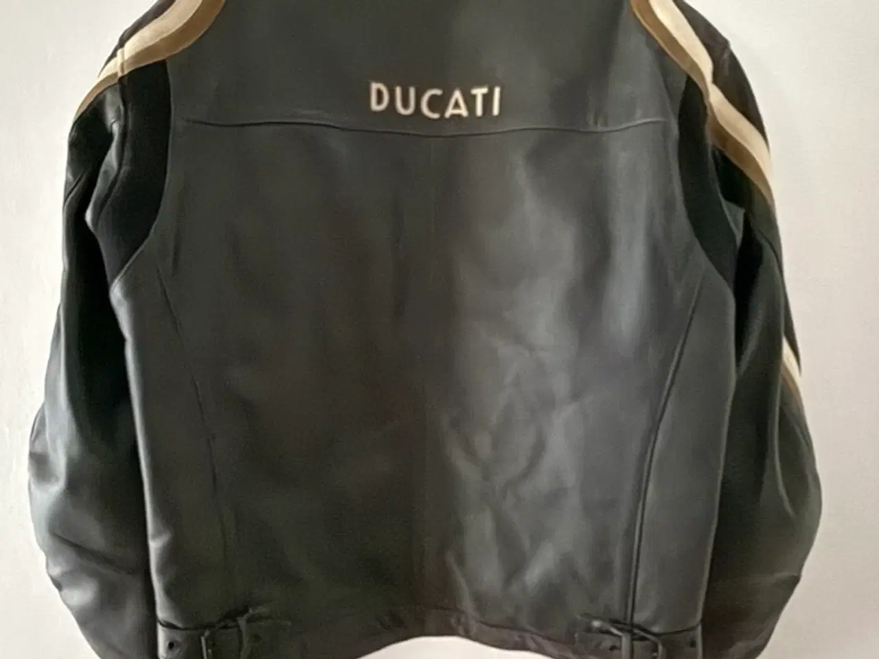 Billede 2 - Dainese Ducati Retro læderjakke (Herre)