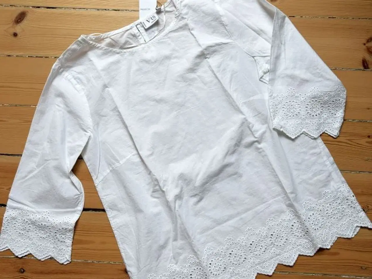 Billede 2 - Tunika med Broderie Anglaise. Ny med prismærke.