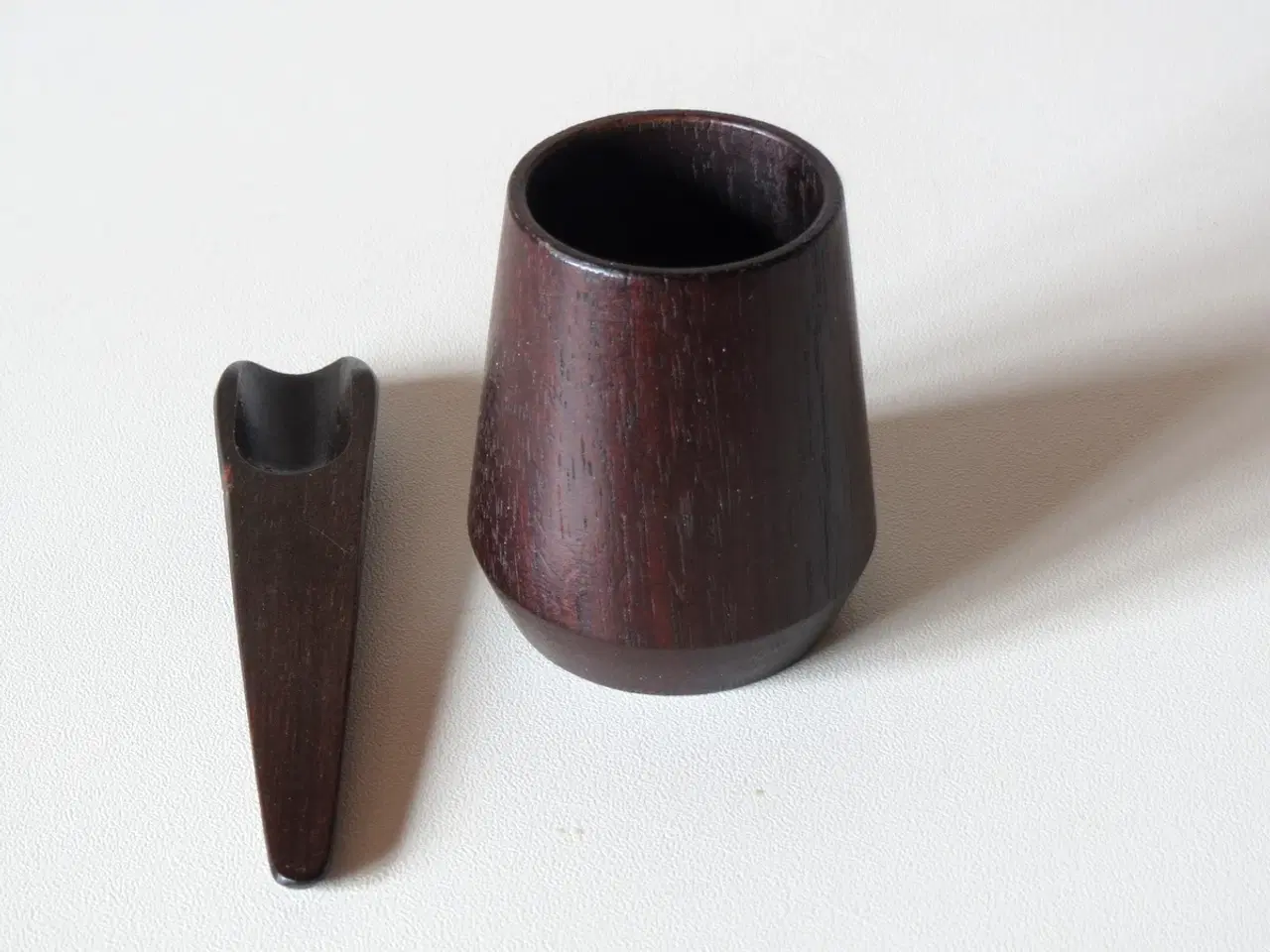 Billede 2 - Mørk træ peberkværn og saltkar med ske - coasters