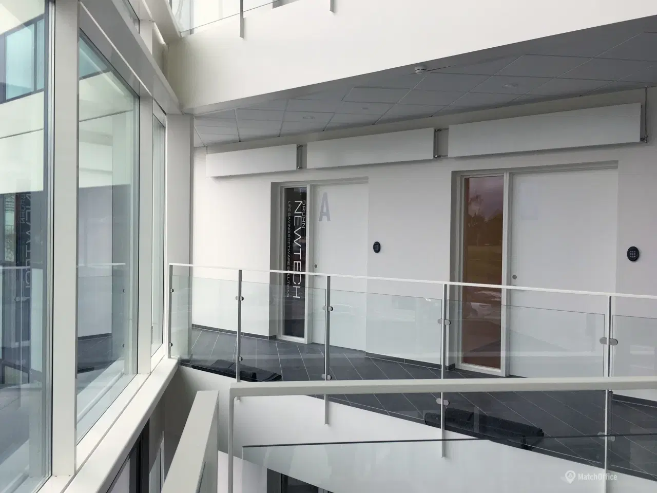 Billede 2 - Lejemålet i kontorfællesskabet er beliggende på 1. sal, og har som det eneste i kontorfællesskabet egen indgangsdør.