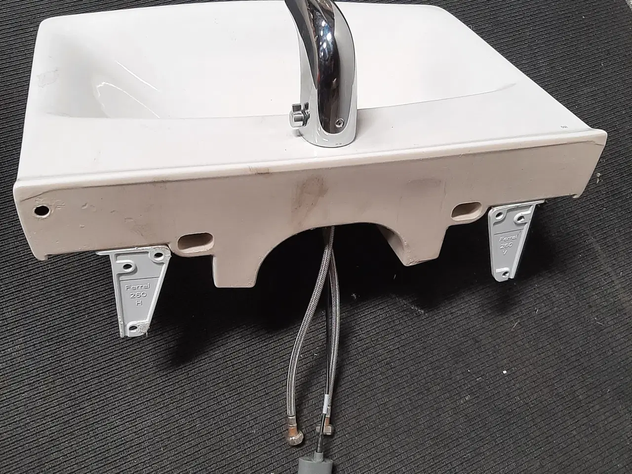 Billede 5 - Ifö håndvask med berøringsfrit armatur, 560x150x430mm, hvid