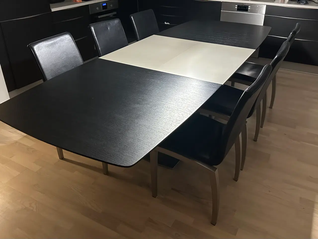 Billede 3 - BoConcept Spisebord og stole 