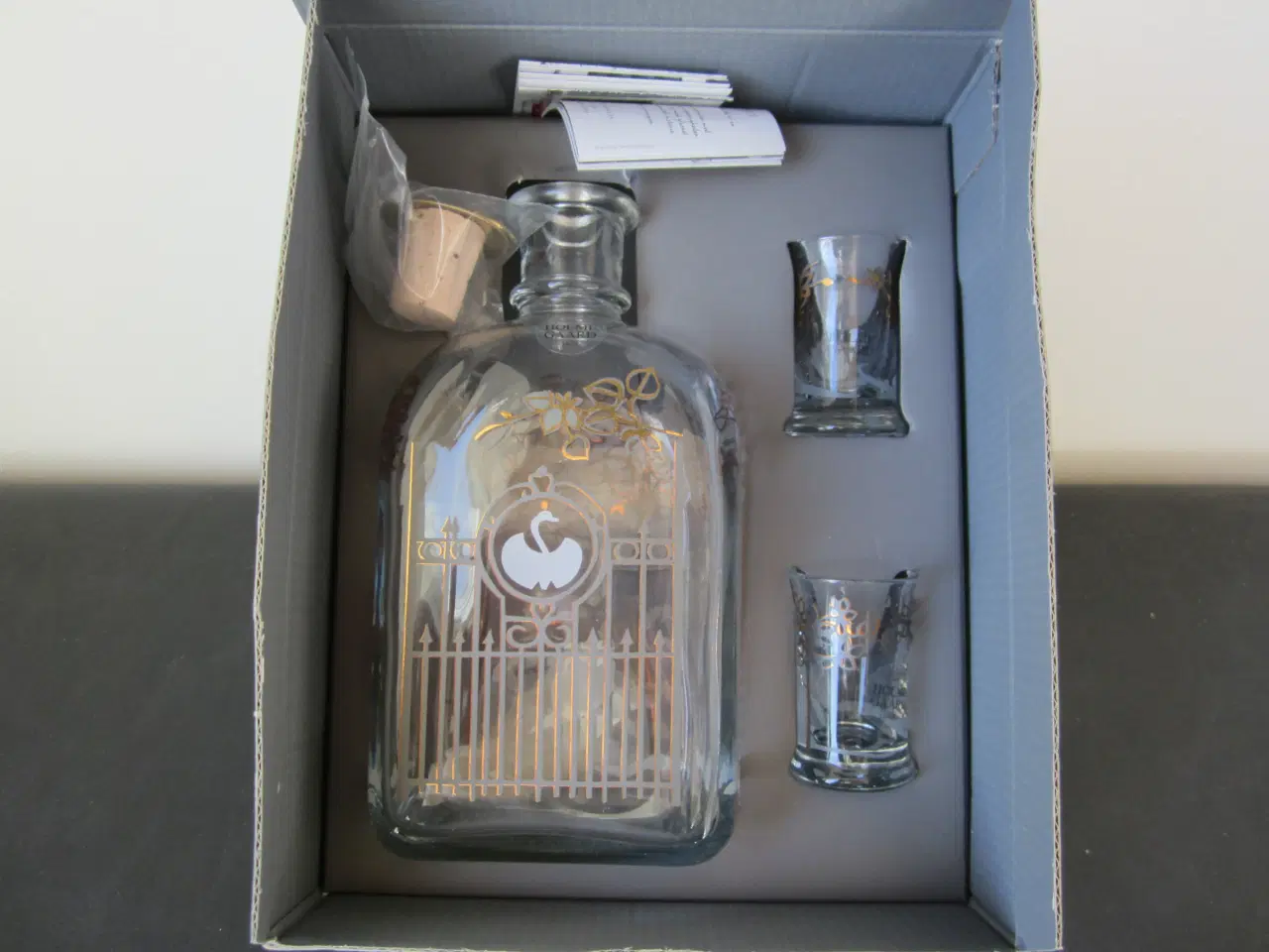 Billede 2 - 2007 Holmegaard juleflaske med 2 glas i gaveæske.