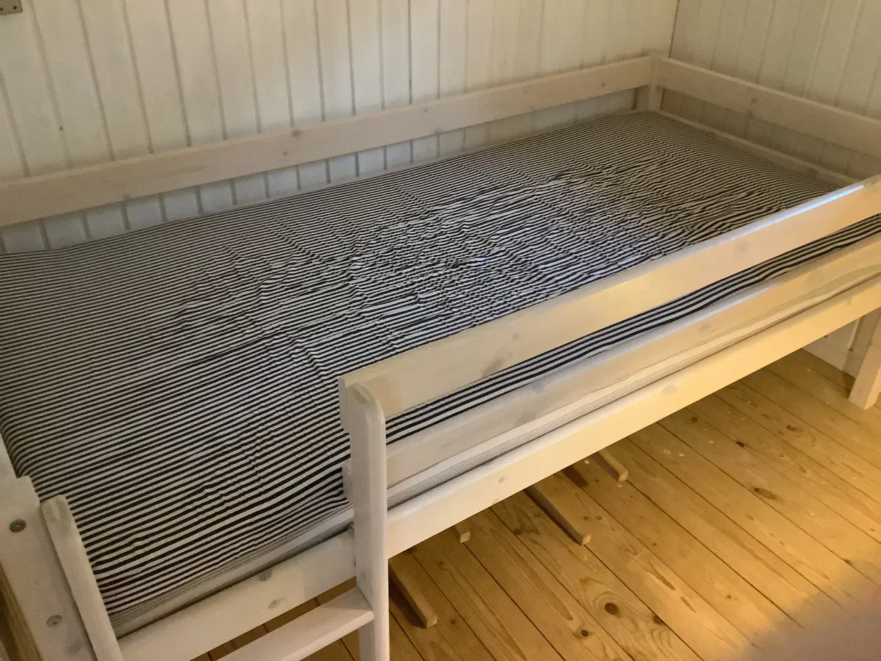Billede 3 - Halvhøj børneseng med stige og sengehest