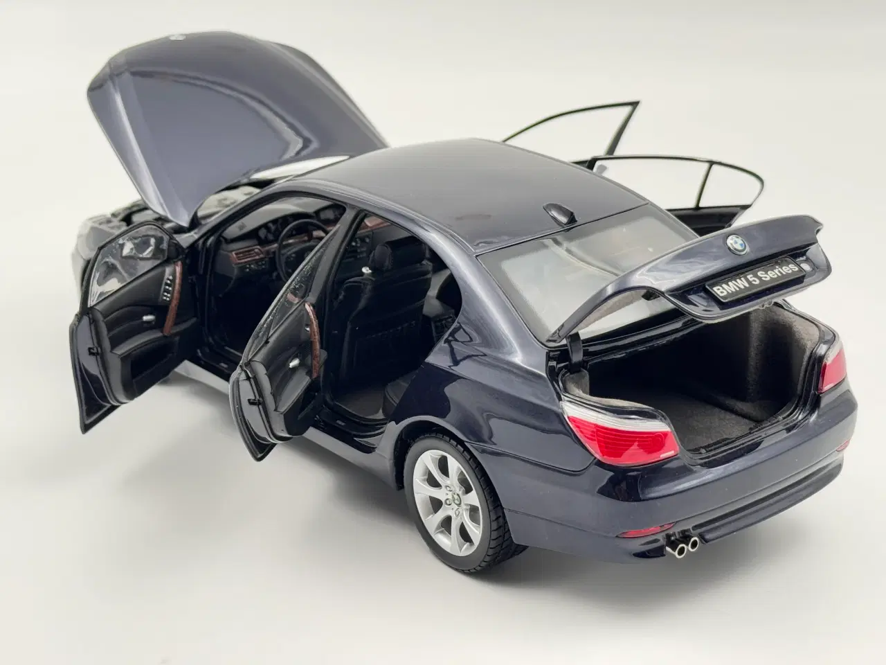 Billede 8 - 2003 BMW 545i V8 Sedan E60 - KYOSHO - 1:18