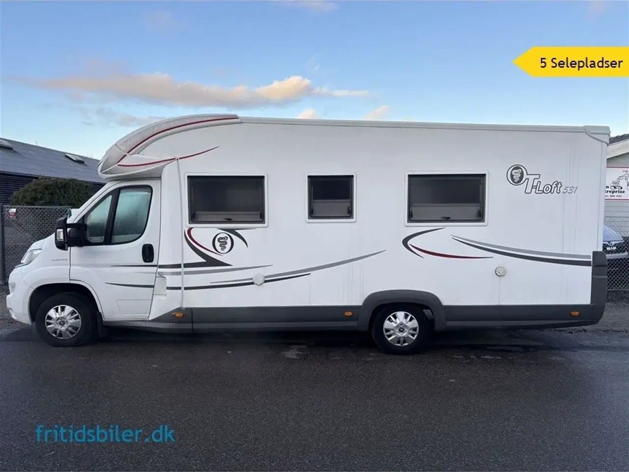 Billede 1 - 2015 - Elnagh T-Loft 531   Elnagh med 2 store langsgående senge og bad og wc bag i bilen og 5 selepladser