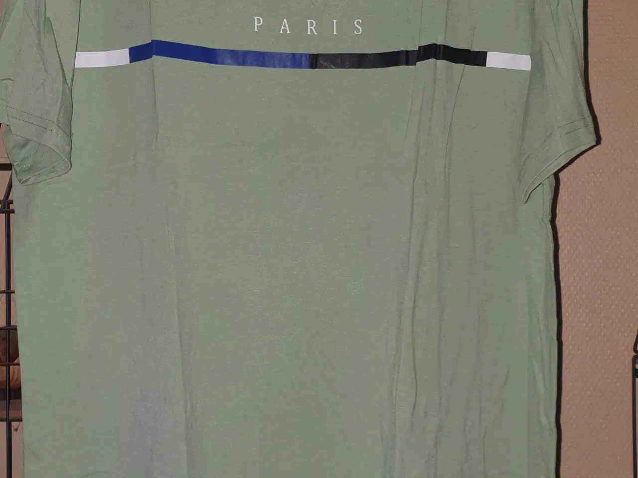 Billede 1 - Grøn T-shirt med Paris tryk på brystet