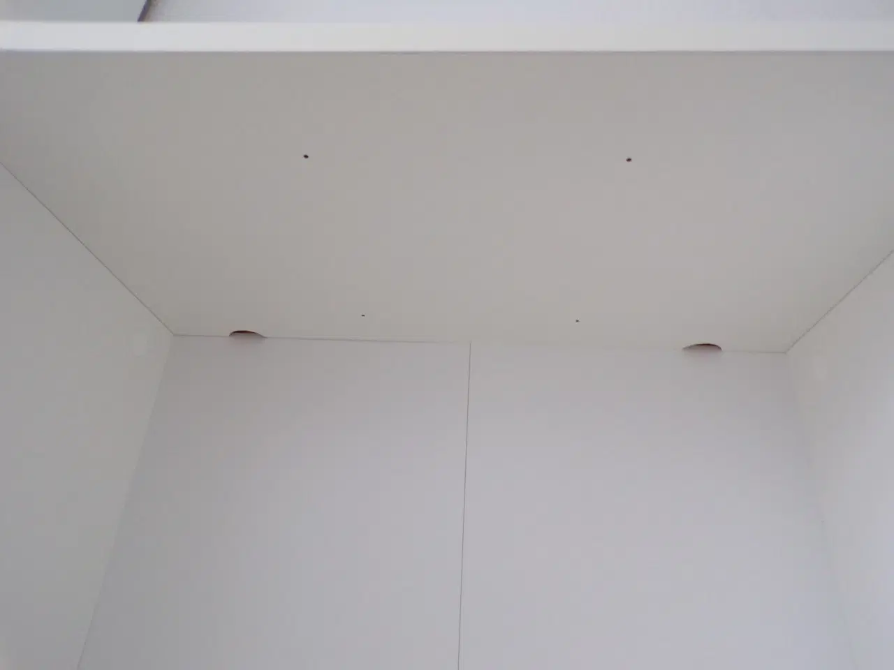 Billede 5 - Robust hvid reol med 2 hylder / 6 rum