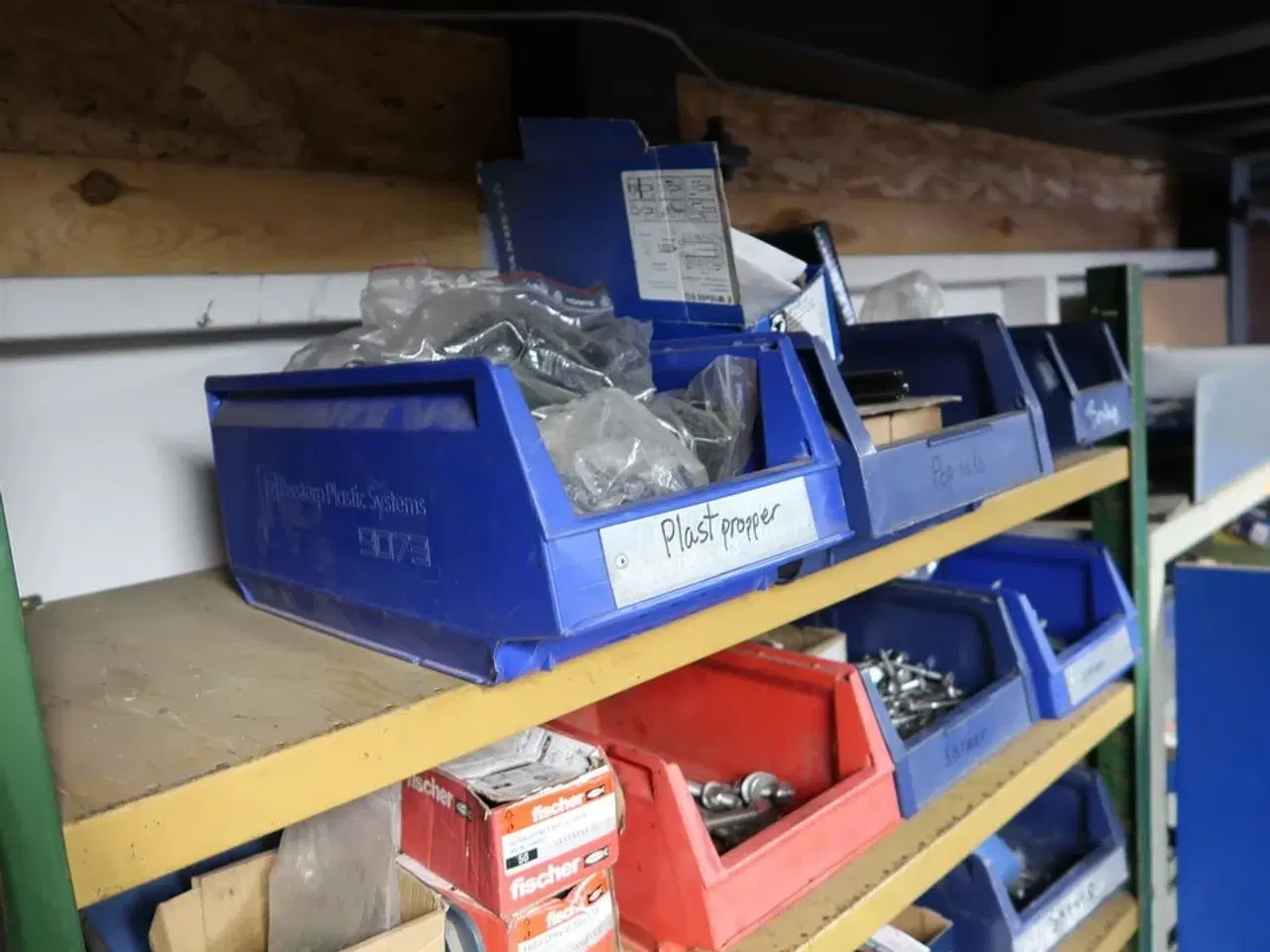 Billede 10 - 2 fag lagerreoler med div. Bolte (svejseslanger medfølger ikke)