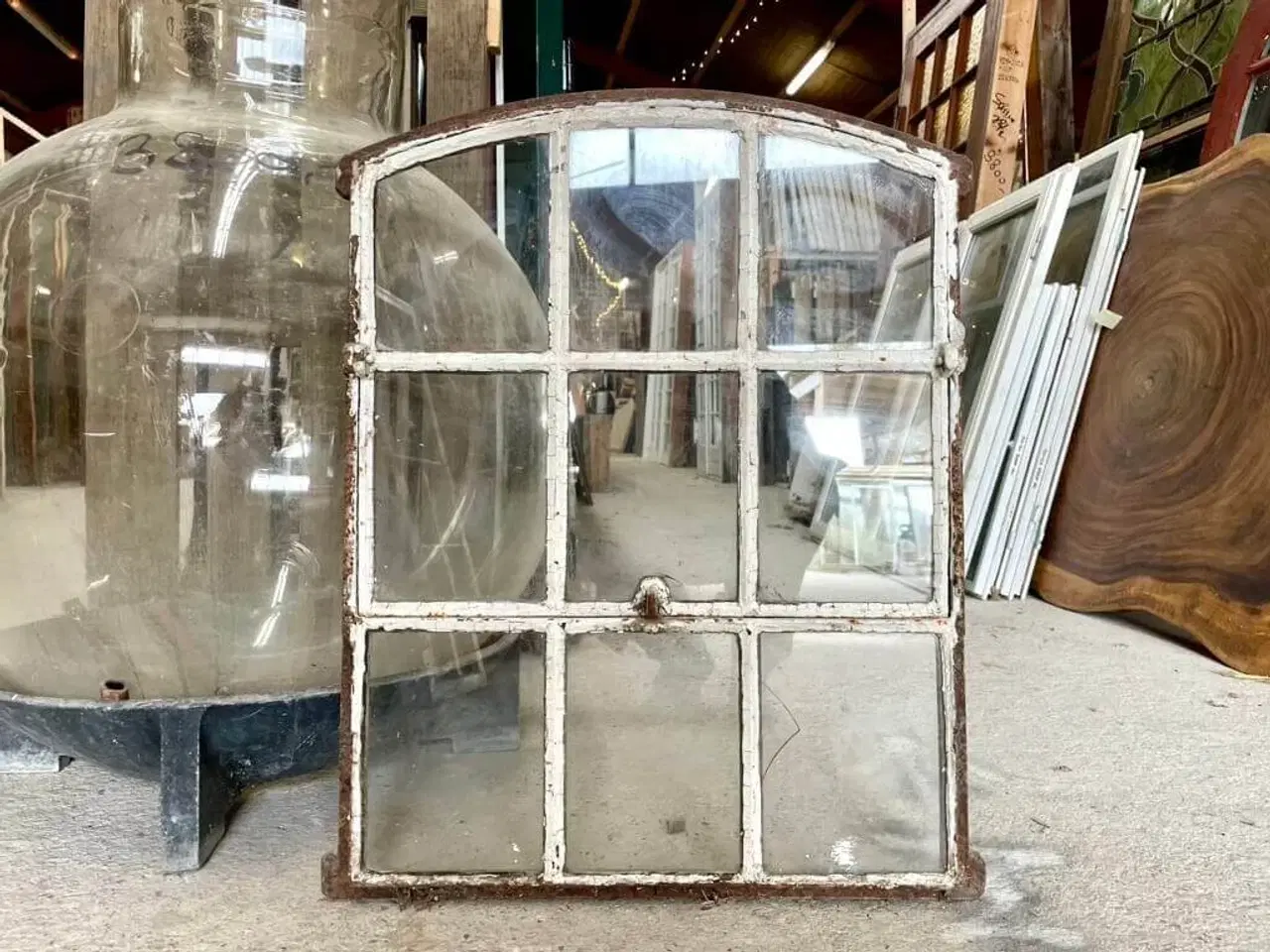 Billede 1 - Klassisk, buet støbejernsvindue