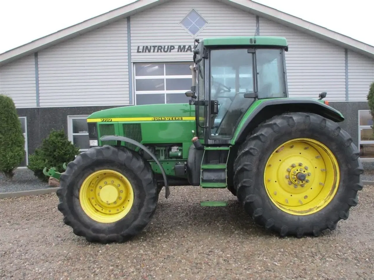 Billede 1 - John Deere 7710 8.1L motor, store hjul og frontlift. En ejeres velholdt gård traktor.