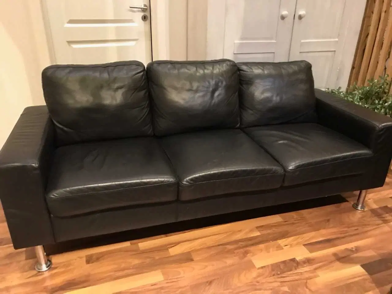 Billede 1 - To og trepersoners sofa i sort læder