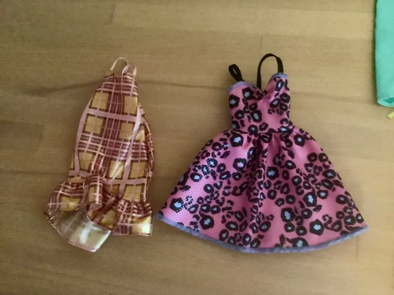 Billede 3 - Barbie tøj. Prisen er for det hele.