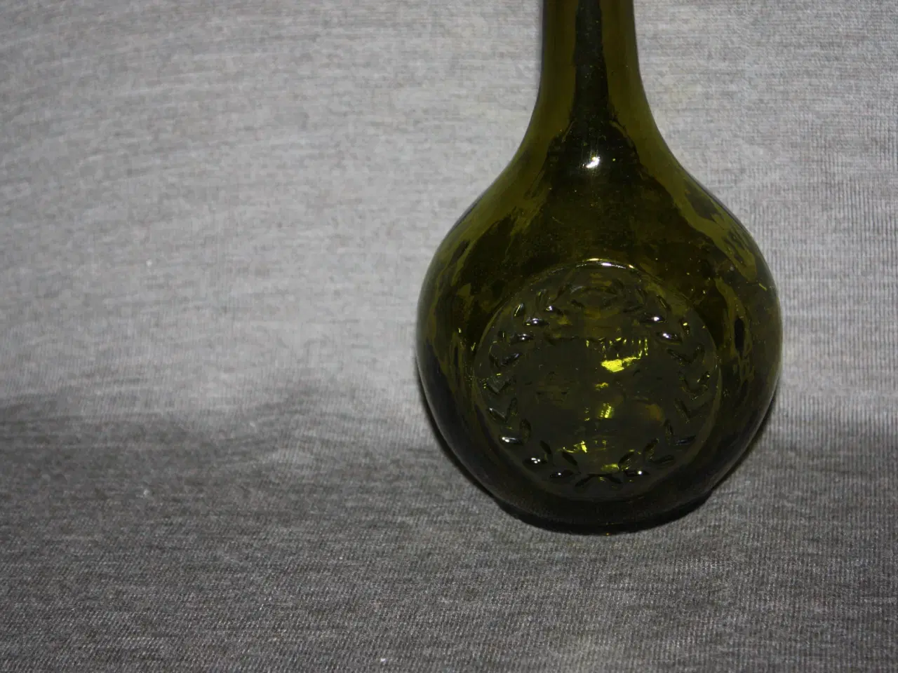 Billede 2 - Grøn glasflaske med svensk tre kroner symbol