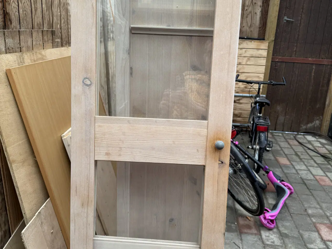 Billede 2 - Vitrineskab i træ