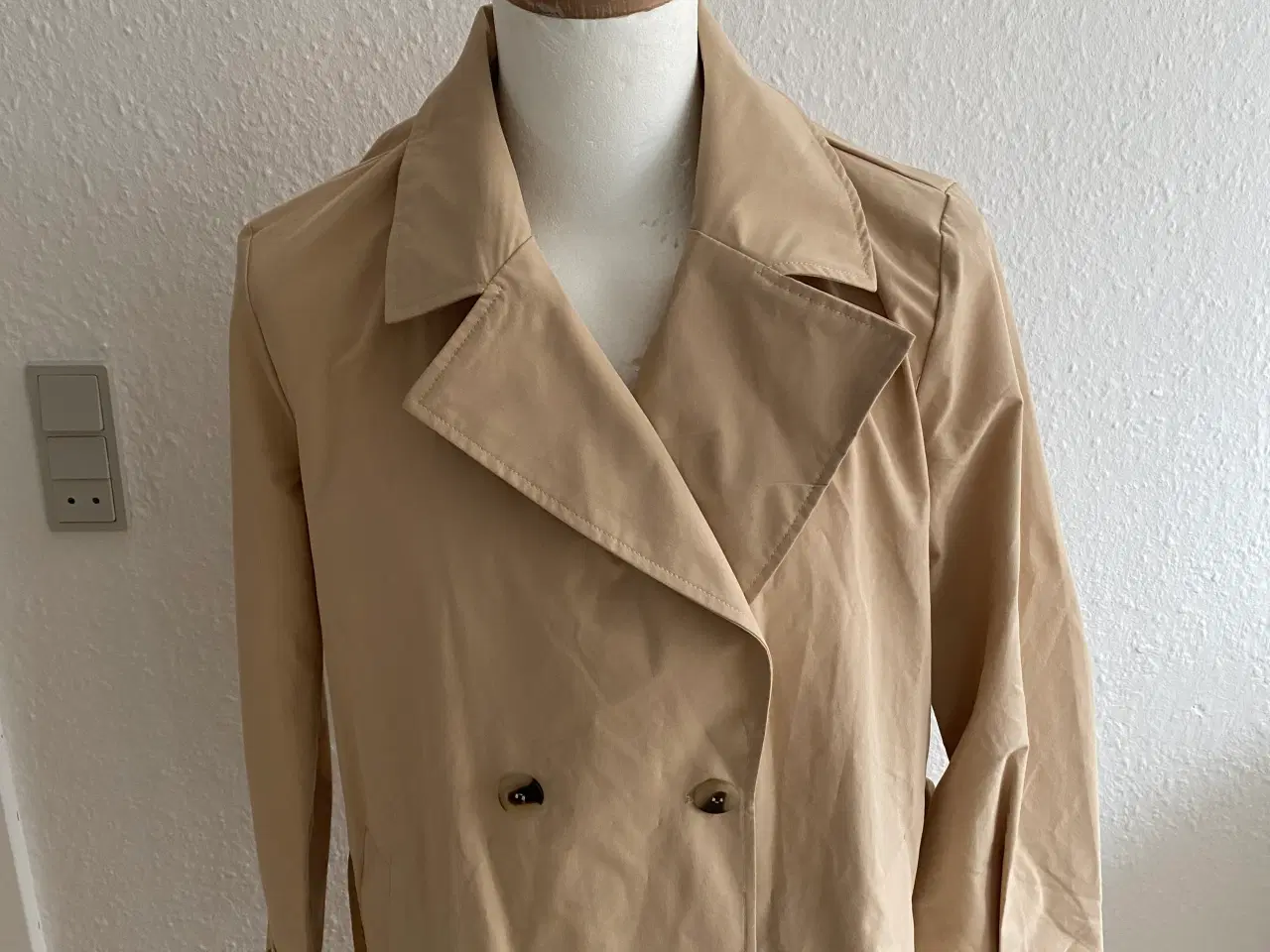 Billede 9 - Beige Trenchcoat fra Vila 