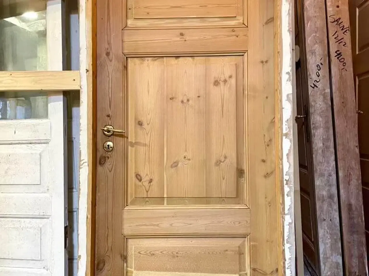 Billede 2 - Bred, lav og afsyret fyldningsdør m. karm