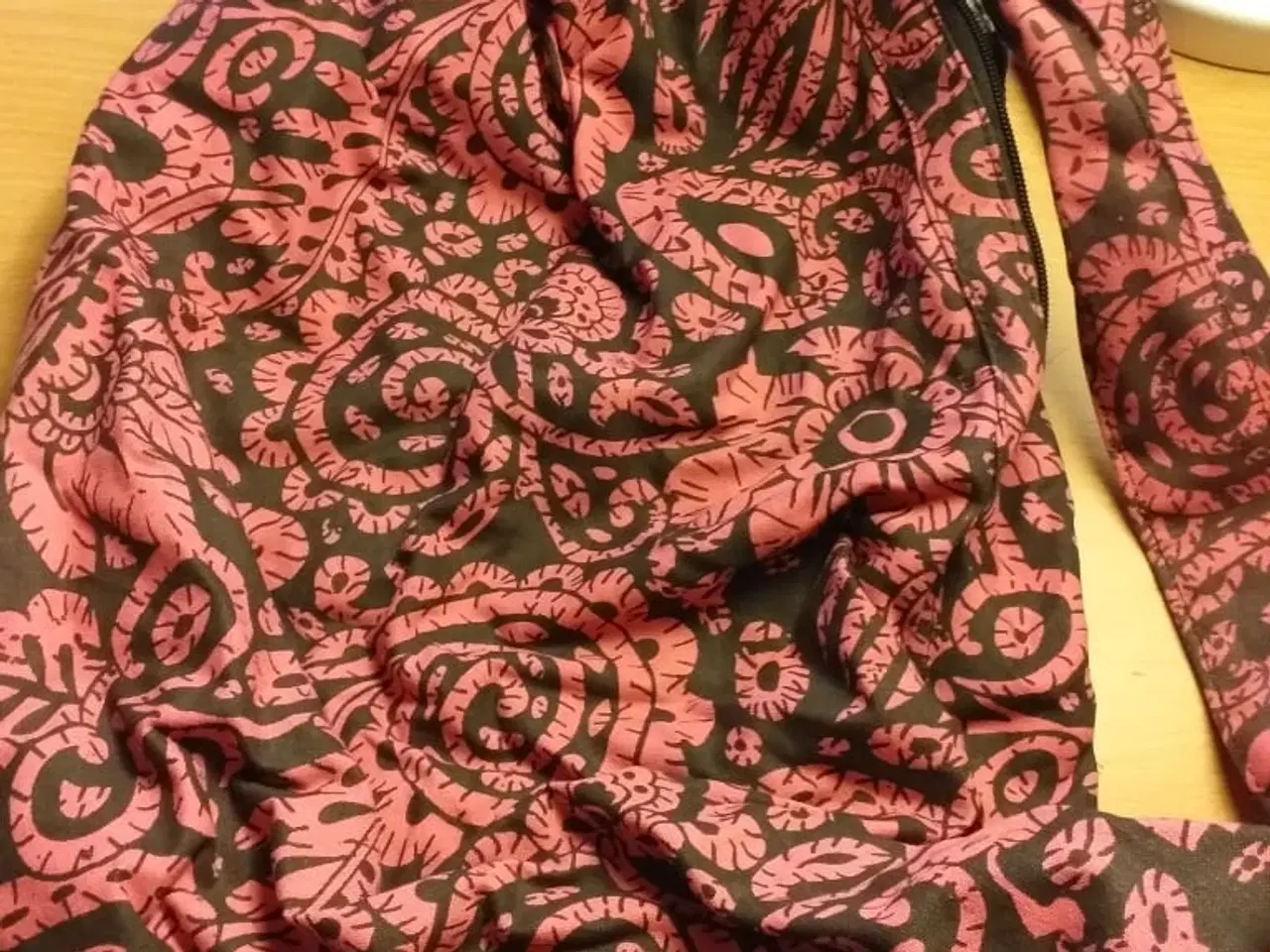 Billede 3 - Taske med lynlås og indeholder en lomme hel ny ald