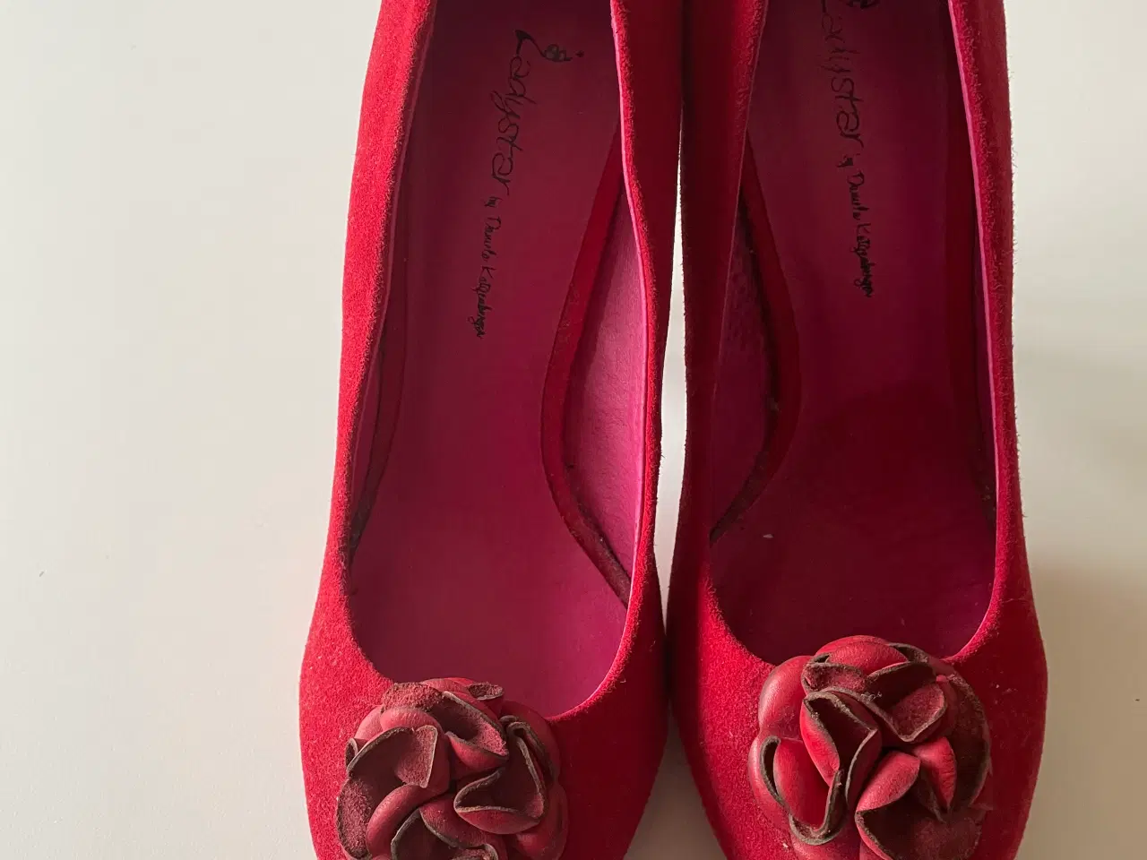 Billede 2 - Røde ruskindsstiletter str 40