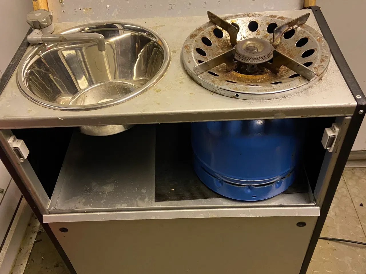 Billede 4 - Gasblus. Håndvask med vandpumpe. Gasblus m. flaske