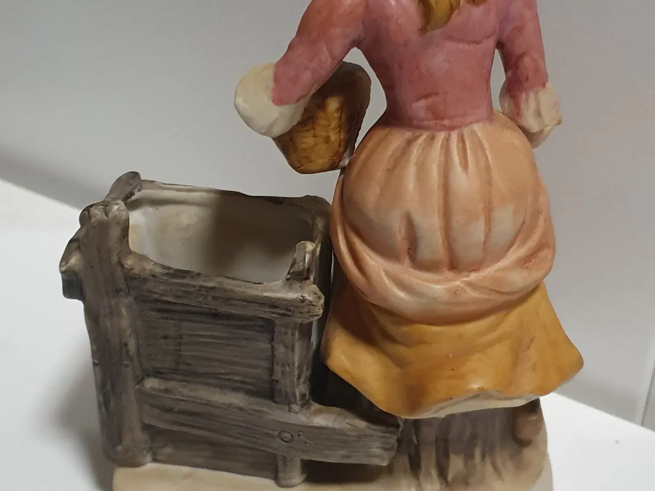 Billede 3 - Porcelænsfigur - Kvinde med druer i hånden